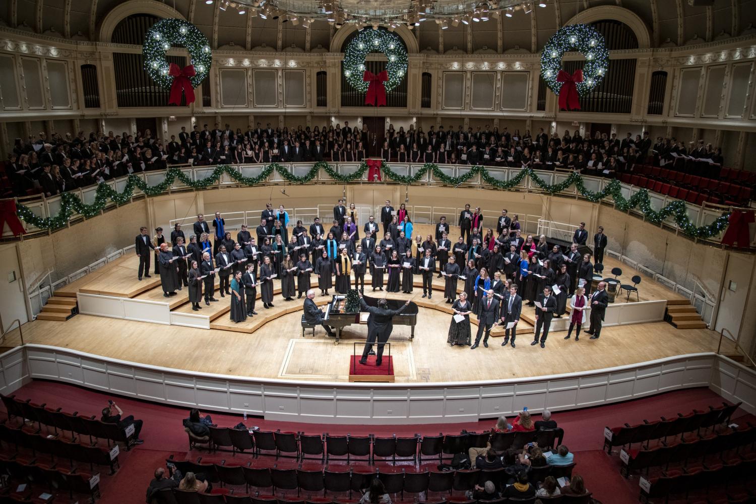 The <a href='http://1h.xgnongye.com'>bv伟德ios下载</a> Choir performs in the Chicago Symphony Hall.