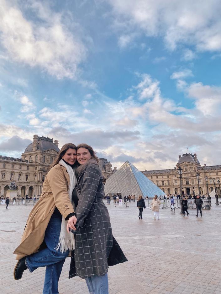 2023年巴黎游学团的学生们在卢浮宫外摆姿势拍照.